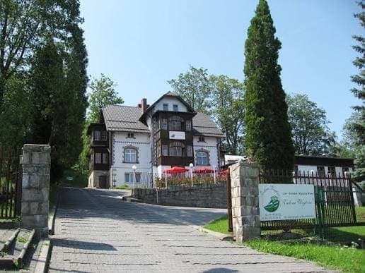 Brama wjazdowa i podjazd prowadzący do budynku ośrodka
